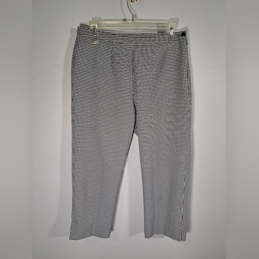 3/$15 Gingham white and black straight leg size 6 capris